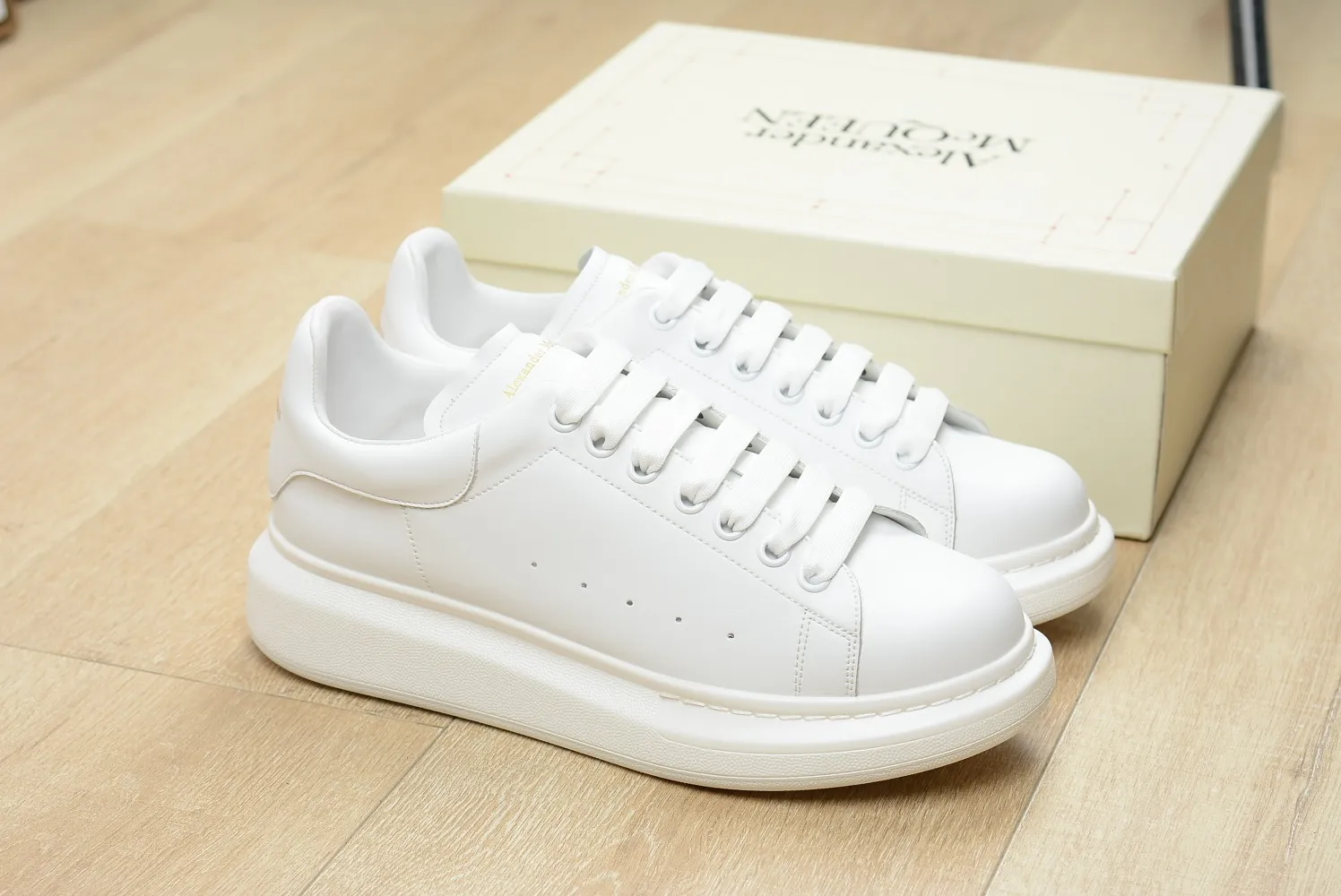 👟👟Ex-factory price 480👟👟 Mc Queen McQueen cowhide full white tail 35-44 ‼ ️‼ ️McQueen (Alexa**er McQue**n) Paris Fashion Week latest casual fashion sneakers high version ❗️❗️ Variety of fashion and different styles experience ‼ ️‼ ️Female size 34-40 Men’s size 38-44 Comes with full counter packaging